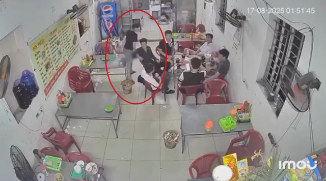 Chủ quán ăn ra tay với khách hàng quấy rối mình: Bài học nhớ đời cho kẻ khiếm nhã- Ảnh 2.