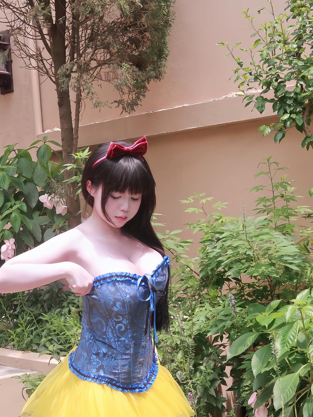 Cosplay Bạch Tuyết, hot girl Instagram gây "sốt" với vẻ đẹp lấn át bản gốc- Ảnh 5.
