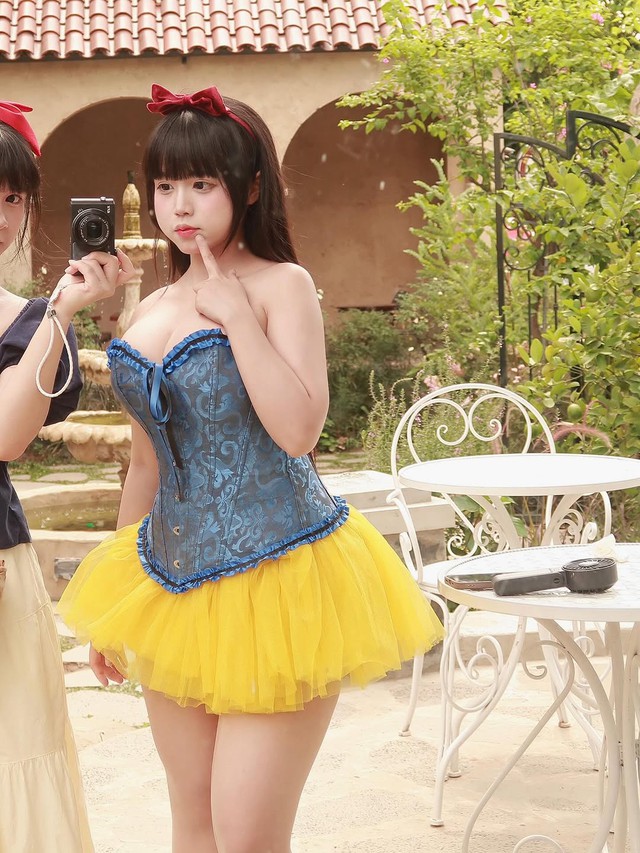 Cosplay Bạch Tuyết, hot girl Instagram gây "sốt" với vẻ đẹp lấn át bản gốc- Ảnh 2.