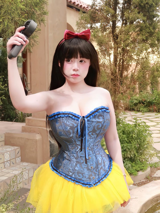 Cosplay Bạch Tuyết, hot girl Instagram gây "sốt" với vẻ đẹp lấn át bản gốc- Ảnh 4.