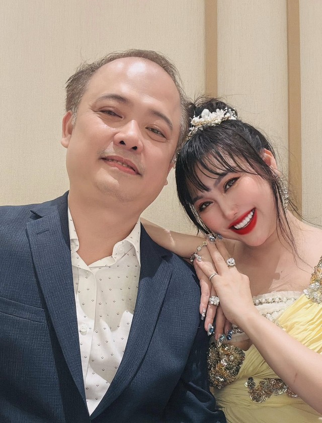 Sao nữ Vbiz "dao kéo" từ khi 15 tuổi, nằm chờ trên bàn phẫu thuật vẫn thản nhiên livestream- Ảnh 8. Sao nữ Vbiz "dao kéo" từ khi 15 tuổi, nằm chờ trên bàn phẫu thuật vẫn thản nhiên livestream- Ảnh 8.