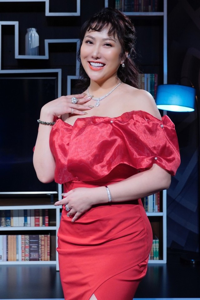 Sao nữ Vbiz "dao kéo" từ khi 15 tuổi, nằm chờ trên bàn phẫu thuật vẫn thản nhiên livestream- Ảnh 7. Sao nữ Vbiz "dao kéo" từ khi 15 tuổi, nằm chờ trên bàn phẫu thuật vẫn thản nhiên livestream- Ảnh 7.