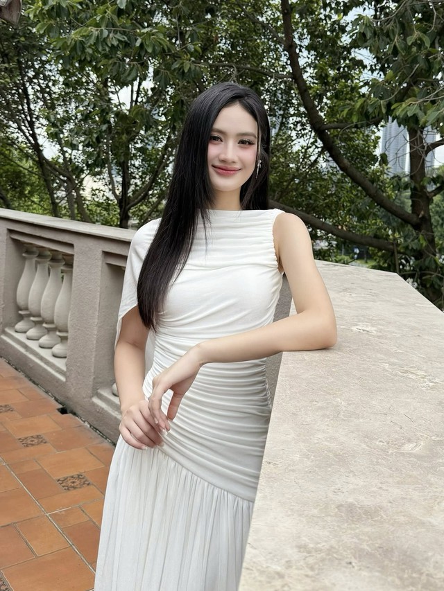 Bạn trai Ý Nhi tiếp tục vắng mặt trong ngày nàng Hậu tạm rời showbiz- Ảnh 5.