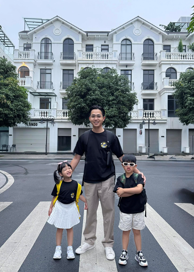 "Anh chồng ngoan" và 2 con thay đổi chóng mặt trong "Cha con vạn dặm"- Ảnh 1. "Anh chồng ngoan" và 2 con thay đổi chóng mặt trong "Cha con vạn dặm"- Ảnh 1.