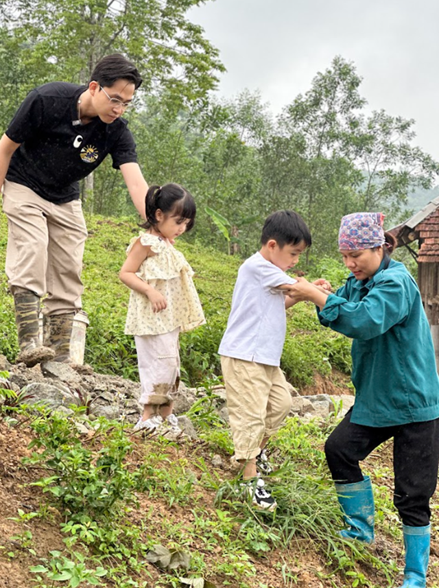 "Anh chồng ngoan" và 2 con thay đổi chóng mặt trong "Cha con vạn dặm"- Ảnh 4. "Anh chồng ngoan" và 2 con thay đổi chóng mặt trong "Cha con vạn dặm"- Ảnh 4.