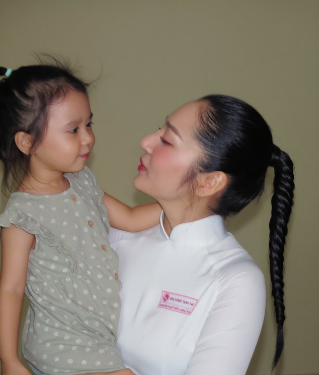 Bảo Anh gây "náo loạn" khi đưa con gái lên sân khấu Em Xinh Say Hi- Ảnh 8.