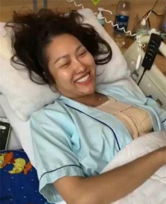 Sao nữ Vbiz "dao kéo" từ khi 15 tuổi, nằm chờ trên bàn phẫu thuật vẫn thản nhiên livestream- Ảnh 5. Sao nữ Vbiz "dao kéo" từ khi 15 tuổi, nằm chờ trên bàn phẫu thuật vẫn thản nhiên livestream- Ảnh 5.