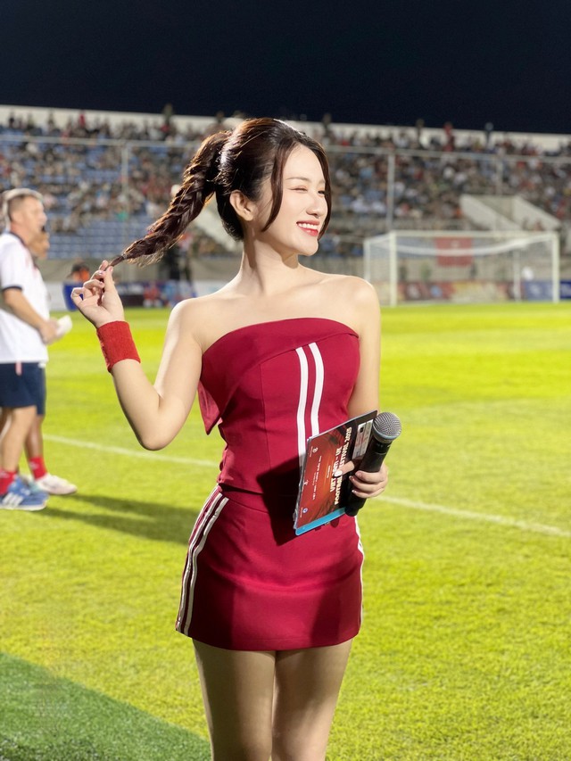 Không chỉ rạng rỡ trên sóng truyền hình, nhan sắc đời thường của nữ MC còn gây "choáng" vì gợi cảm cực độ!- Ảnh 2.