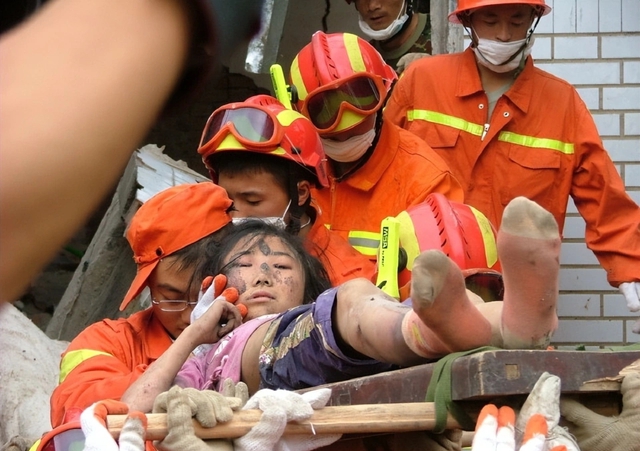 Chuyện tình “3 lần được cứu sống” của cô gái một chân và chàng lính cứu hoả điển trai - Ảnh 3.