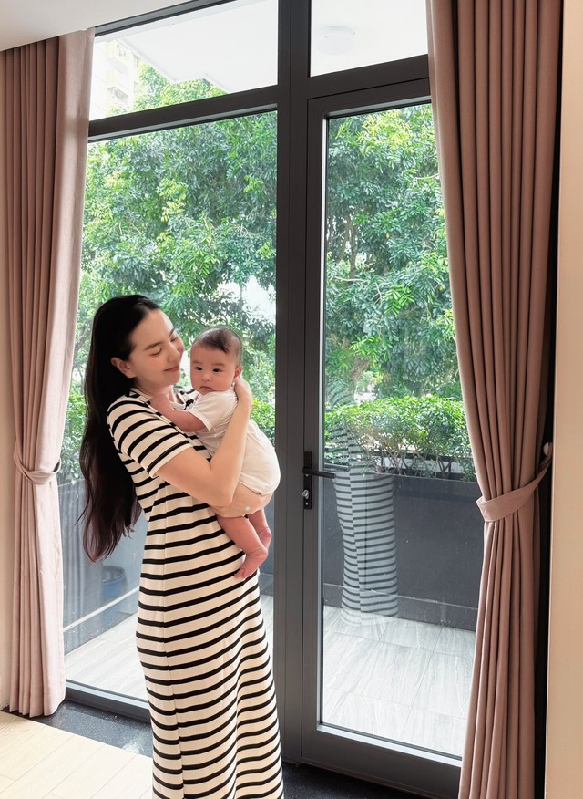 Bé Panda 4 tháng mặc vừa đồ 6-9 tháng, "trộm vía" từ nết ăn đến nết ngủ, mẹ Mai Ngọc chăm con quá khéo rồi!- Ảnh 2.