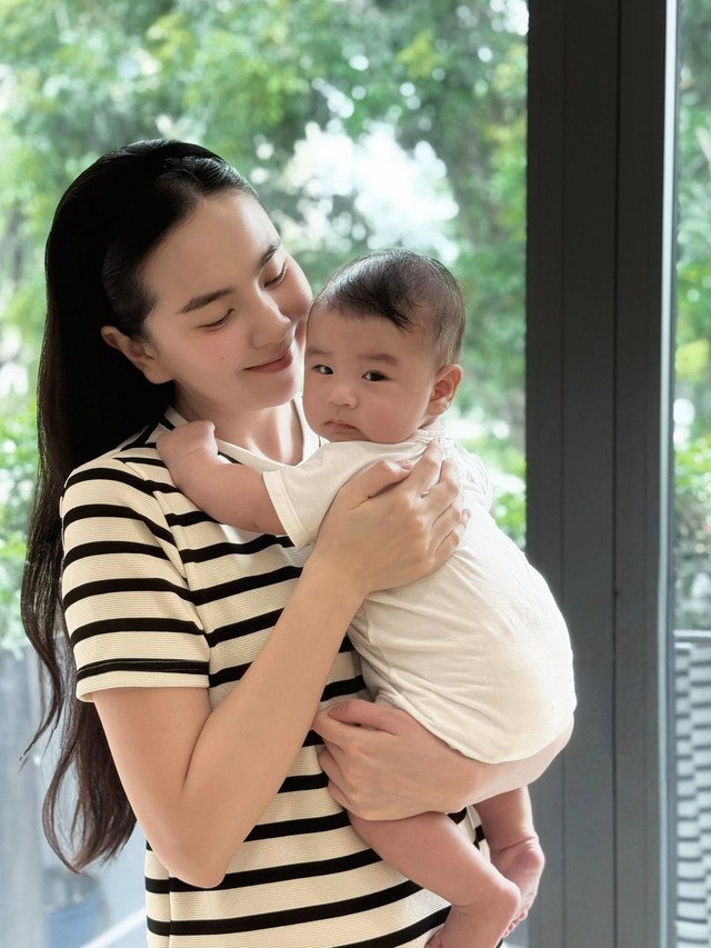 Bé Panda 4 tháng mặc vừa đồ 6-9 tháng, "trộm vía" từ nết ăn đến nết ngủ, mẹ Mai Ngọc chăm con quá khéo rồi!- Ảnh 1.