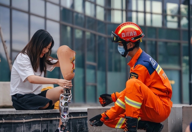 Chuyện tình “3 lần được cứu sống” của cô gái một chân và chàng lính cứu hoả điển trai - Ảnh 1.