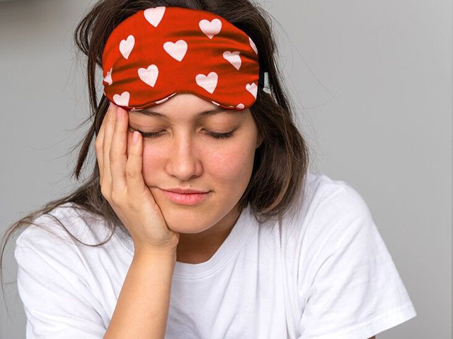 female-face-sleep-mask-732-549-feature-thumb-732x549-1755681924826319824576.jpg