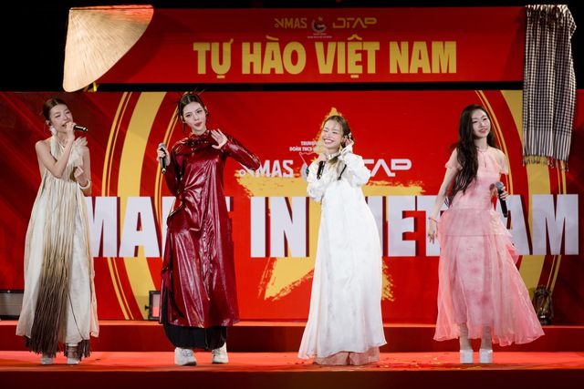 Đây chính là album hoành tráng nhất Đại lễ 2/9: Loạt sao hạng A chung tiếng lòng, dàn Em Xinh khóc nấc vì Mỹ Tâm- Ảnh 8.