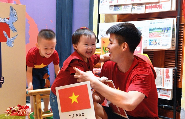 Duy Mạnh: "Mở rộng cửa nhà tặng kem, nước uống dịp A80, gia đình tôi muốn dạy các con về lòng yêu nước"- Ảnh 2.