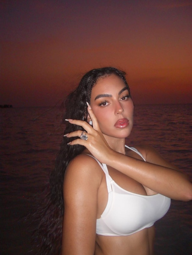 Bạn gái Ronaldo diện bikini sexy hết nấc, tay lấp lánh nhẫn kim cương siêu to khổng lồ- Ảnh 1.