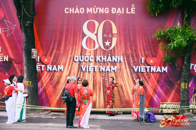 "Bức tường" cờ đỏ sao vàng đang hot nhất hiện tại: Ngay trung tâm Hà Nội, thu hút dân tình đến check-in- Ảnh 3. "Bức tường" cờ đỏ sao vàng đang hot nhất hiện tại: Ngay trung tâm Hà Nội, thu hút dân tình đến check-in- Ảnh 3.