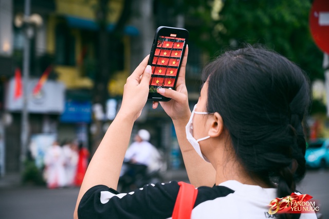 "Bức tường" cờ đỏ sao vàng đang hot nhất hiện tại: Ngay trung tâm Hà Nội, thu hút dân tình đến check-in- Ảnh 6. "Bức tường" cờ đỏ sao vàng đang hot nhất hiện tại: Ngay trung tâm Hà Nội, thu hút dân tình đến check-in- Ảnh 6.