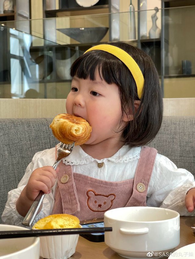 Khi con ăn, có 1 hành động tưởng là chu toàn lại rất không tốt cho trẻ nhưng hầu như mẹ nào cũng làm- Ảnh 3.
