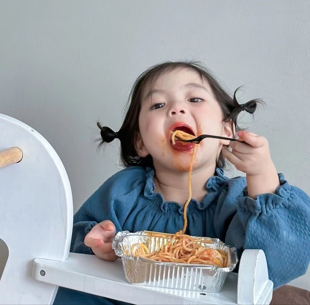 Khi con ăn, có 1 hành động tưởng là chu toàn lại rất không tốt cho trẻ nhưng hầu như mẹ nào cũng làm- Ảnh 2.