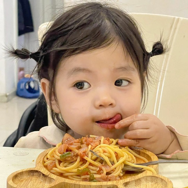 Khi con ăn, có 1 hành động tưởng là chu toàn lại rất không tốt cho trẻ nhưng hầu như mẹ nào cũng làm- Ảnh 4.