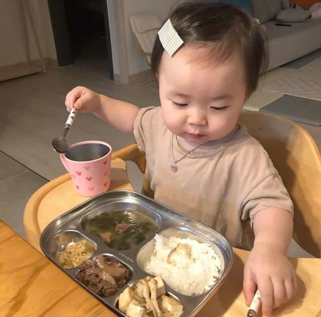 Khi con ăn, có 1 hành động tưởng là chu toàn lại rất không tốt cho trẻ nhưng hầu như mẹ nào cũng làm- Ảnh 1.