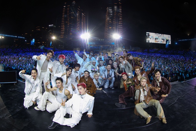 Sức nóng concert quốc gia khiến sao quốc tế cũng phải “nhường đường”- Ảnh 2.