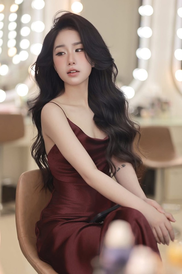 Fan cứng soi loạt hình ảnh nóng bỏng của "vợ quốc dân" Tiểu Hý, nghi ngờ gái xinh "co giãn" vòng 1- Ảnh 5.