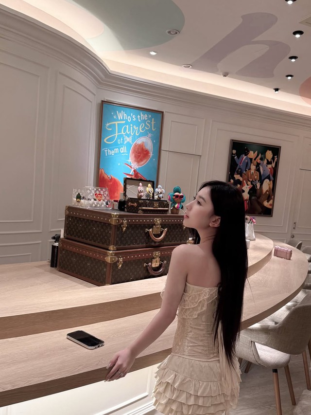 Fan cứng soi loạt hình ảnh nóng bỏng của "vợ quốc dân" Tiểu Hý, nghi ngờ gái xinh "co giãn" vòng 1- Ảnh 10.