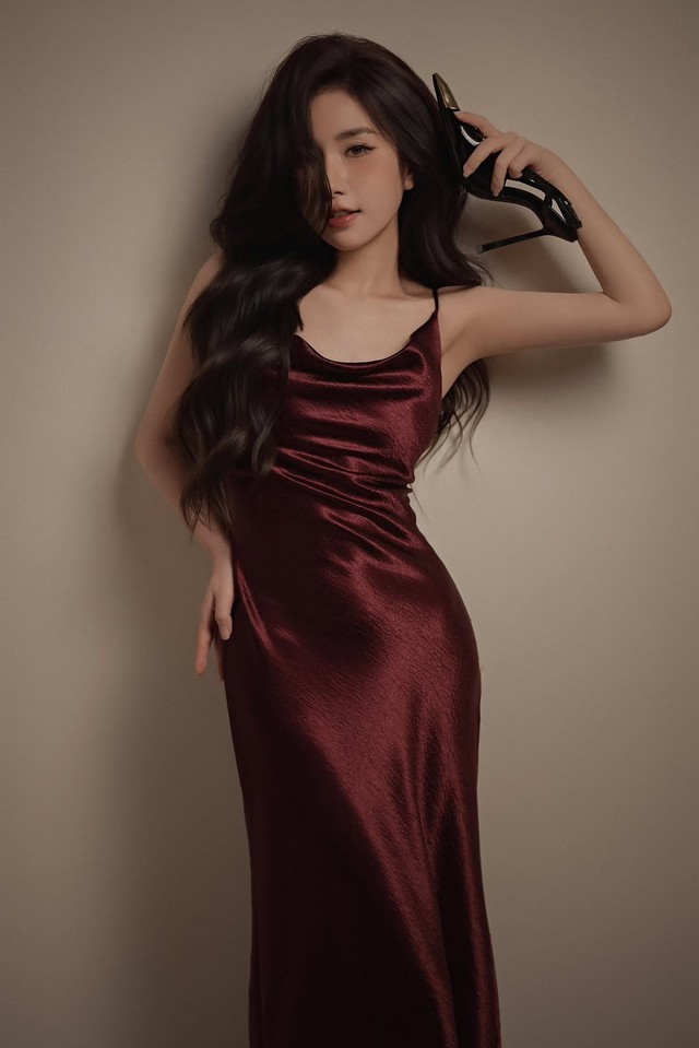 Fan cứng soi loạt hình ảnh nóng bỏng của "vợ quốc dân" Tiểu Hý, nghi ngờ gái xinh "co giãn" vòng 1- Ảnh 11.