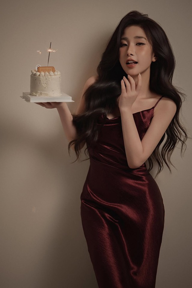 Fan cứng soi loạt hình ảnh nóng bỏng của "vợ quốc dân" Tiểu Hý, nghi ngờ gái xinh "co giãn" vòng 1- Ảnh 12.