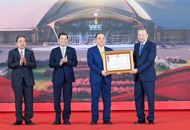 Vì sao gia đình doanh nhân nổi tiếng Việt Nam chuộng cà vạt màu vàng: Khám phá ý nghĩa sâu xa- Ảnh 1. Vì sao gia đình doanh nhân nổi tiếng Việt Nam chuộng cà vạt màu vàng: Khám phá ý nghĩa sâu xa- Ảnh 1.