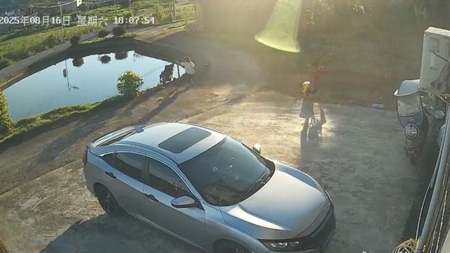 1 phút bà lơ la, xe nôi của cháu trôi xuống ao: Khoảnh khắc thót tim- Ảnh 1.