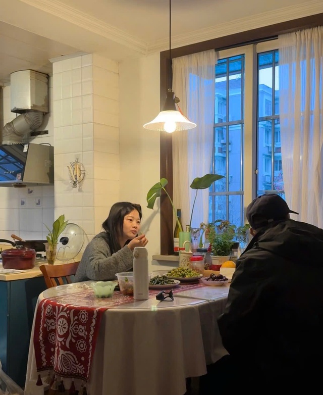 Chồng đi làm xa, bố chồng đến nhà chờ con dâu suốt 8 tiếng rồi đưa ra một đề nghị khó xử- Ảnh 1. Chồng đi làm xa, bố chồng đến nhà chờ con dâu suốt 8 tiếng rồi đưa ra một đề nghị khó xử- Ảnh 1.