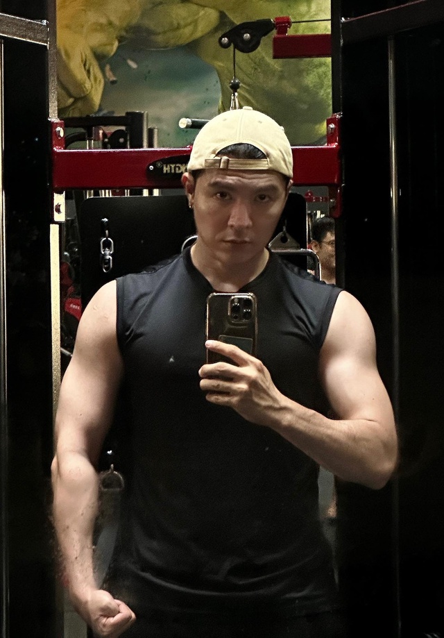 Nam diễn viên gây sốt phim Mưa đỏ: Giảm gấp 5kg để vào vai, hóa ra là tổng tài body "chiến" từng viral khắp MXH- Ảnh 8. Nam diễn viên gây sốt phim Mưa đỏ: Giảm gấp 5kg để vào vai, hóa ra là tổng tài body "chiến" từng viral khắp MXH- Ảnh 8.