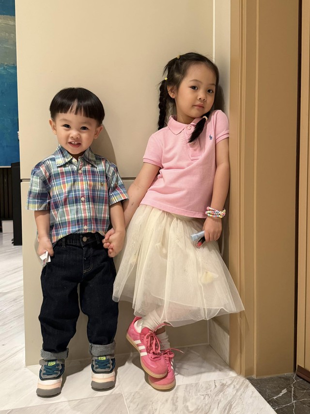 Cả nhà Cường Đô La chuộng áo của giới thượng lưu: Logo bé xíu mà mặc lên sang cỡ này- Ảnh 7.