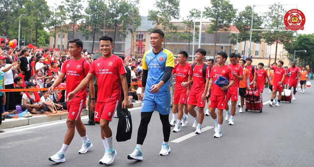 Tiến Linh háo hức khui trúng "sít rịt" cờ hoa phấp phới, Đức Huy choáng ngợp trước dòng người đổ concert quốc gia- Ảnh 3.
