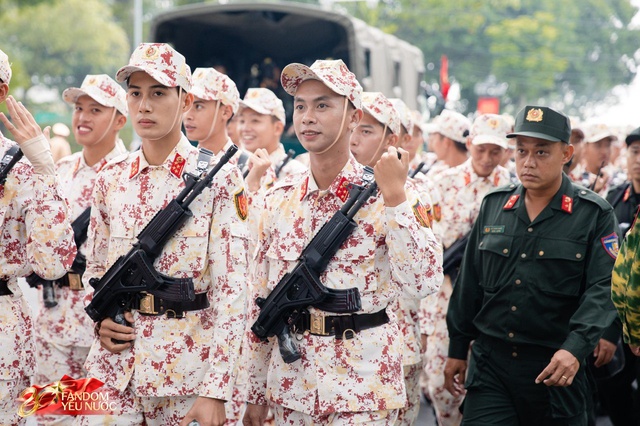 Hành động lãng mạn với bạn gái của sĩ quan khối An ninh mạng và phòng, chống tội phạm sử dụng công nghệ cao- Ảnh 2.