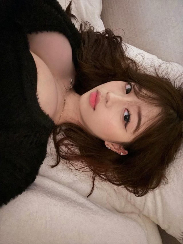 Bất chấp để "sống ảo", gái xinh hơn 1,4 triệu theo dõi có hành động cực nguy hiểm, nhận "bão report"- Ảnh 9. Bất chấp để "sống ảo", gái xinh hơn 1,4 triệu theo dõi có hành động cực nguy hiểm, nhận "bão report"- Ảnh 9.