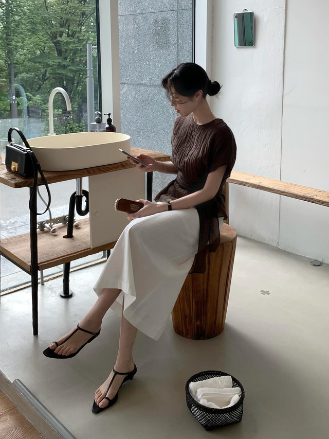 Mặc chân váy dài tới công sở: Phối đồ càng đơn giản như 10 cách này càng đẹp- Ảnh 6.