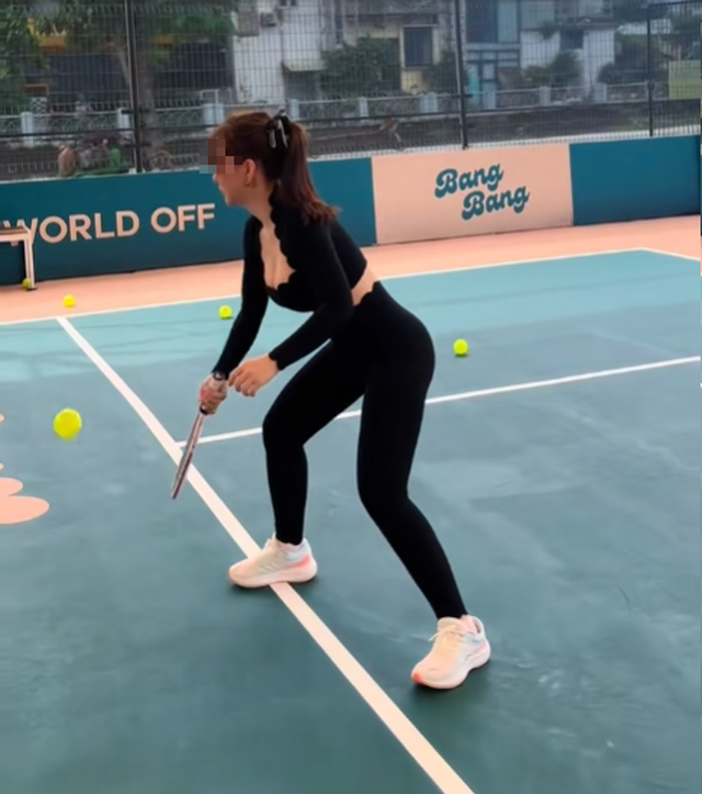 Thêm một hot girl diện đồ khó hiểu chơi Pickleball, người xem chán nản, chỉ biết thốt lên 2 từ "ngán ngẩm"- Ảnh 2. Thêm một hot girl diện đồ khó hiểu chơi Pickleball, người xem chán nản, chỉ biết thốt lên 2 từ "ngán ngẩm"- Ảnh 2.