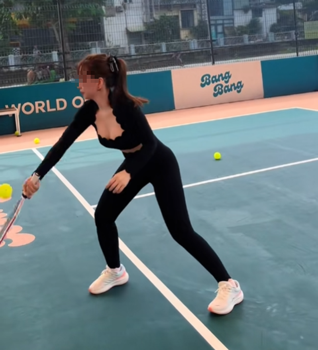 Thêm một hot girl diện đồ khó hiểu chơi Pickleball, người xem chán nản, chỉ biết thốt lên 2 từ "ngán ngẩm"- Ảnh 3. Thêm một hot girl diện đồ khó hiểu chơi Pickleball, người xem chán nản, chỉ biết thốt lên 2 từ "ngán ngẩm"- Ảnh 3.