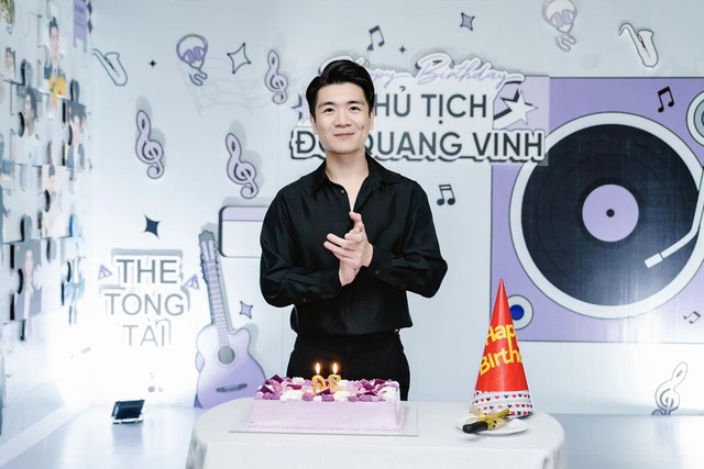 "Bố đơn thân nghìn tỷ" nhà bầu Hiển phong độ đón sinh nhật, visual tổng tài "bỉm sữa" gây sốt- Ảnh 1.