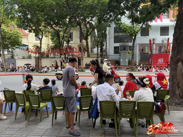 Nhiều hàng quán cho thuê ghế xem diễu binh: 20k-30k/ghế view "sát sạt" đường đi, nhiều khách đặt sẵn cả khu- Ảnh 13.