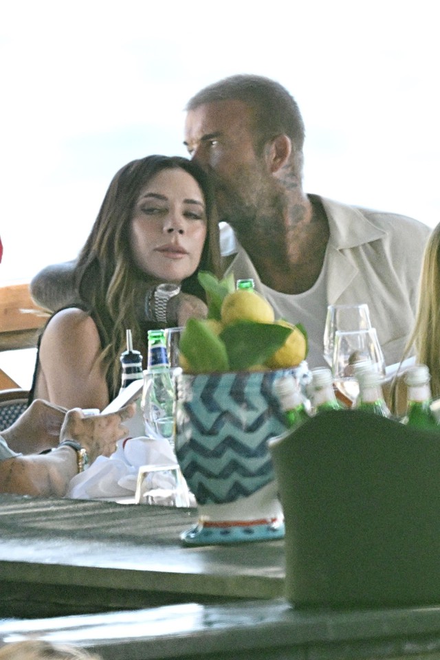 David Beckham bị paparazzi tóm dính "bàn tay hư" với Victoria trước mặt các con- Ảnh 5.