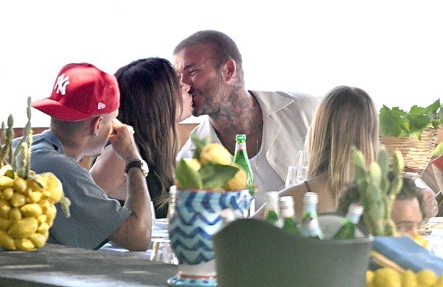 David Beckham bị paparazzi tóm dính "bàn tay hư" với Victoria trước mặt các con- Ảnh 8.