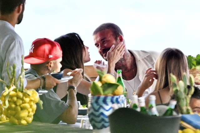 David Beckham bị paparazzi tóm dính "bàn tay hư" với Victoria trước mặt các con- Ảnh 7.