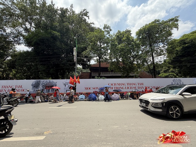 Xuất hiện "bức tường" 2m tại Văn Miếu-Quốc Tử Giám đúng vị trí đoàn diễu binh đi qua, lý do khiến dân tình gật gù- Ảnh 3. Xuất hiện "bức tường" 2m tại Văn Miếu-Quốc Tử Giám đúng vị trí đoàn diễu binh đi qua, lý do khiến dân tình gật gù- Ảnh 3.
