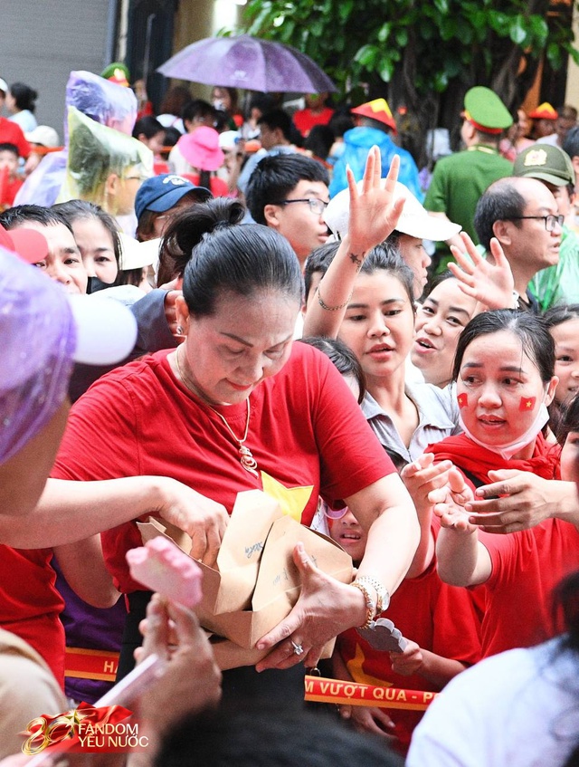 Em bé ngủ dưới nắng khi xem A80, được phu nhân Hà thành đón vào nhà, hoá ra là mẹ vợ hot làng bóng đá!- Ảnh 4. Em bé ngủ dưới nắng khi xem A80, được phu nhân Hà thành đón vào nhà, hoá ra là mẹ vợ hot làng bóng đá!- Ảnh 4.