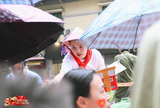 Em bé ngủ dưới nắng khi xem A80, được phu nhân Hà thành đón vào nhà, hoá ra là mẹ vợ hot làng bóng đá!- Ảnh 6. Em bé ngủ dưới nắng khi xem A80, được phu nhân Hà thành đón vào nhà, hoá ra là mẹ vợ hot làng bóng đá!- Ảnh 6.
